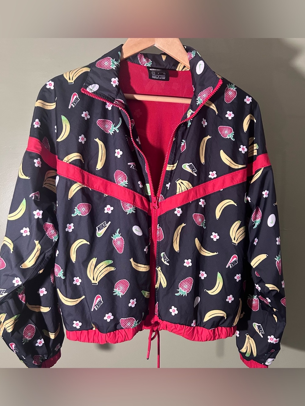 Nike Women's Woven Black Fruit Print
Windbreaker Jacket Sz Small CJ3719-010